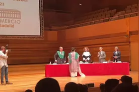 中国女留学生穿汉服参加毕业典礼，与外国教授互相作揖致礼，网友：这就是文化自信图片