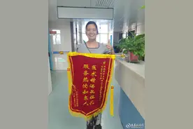 一面锦旗背后的故事图片