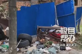 极目帮办|居民单元楼前垃圾堆成“小山”，社区回应：本周内完成清理图片