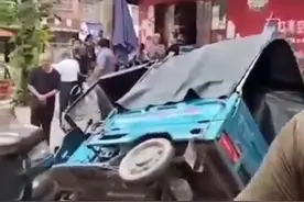 三轮车溜车女子欲阻拦后倒地身亡，目击者：事发下坡路段，当时车上有她外孙好在孩子没事图片