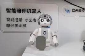 手功能康复训练仪、多功能医疗翻身床……前沿智能养老产品，现在家门口就能体验→图片
