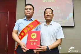 救人英雄许亮被授予“泉城最美退役军人”称号图片