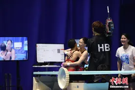 陈芋汐实现世锦赛三连冠，全红婵完美一跳征服裁判图片