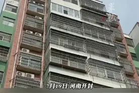 14岁女生因抑郁症欲跳楼自杀，众人合力成功将其救下。妈妈：她说不想让我们操心了。图片