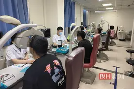 女子近视超1000度，专家将隐形眼镜“戴”进她的眼睛里图片