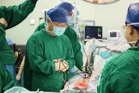 北医三院完成首例脊柱椎板机器人自主识切手术图片