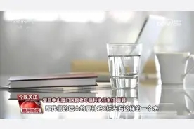 老年人喝水时间有讲究！这两个时间点很重要图片