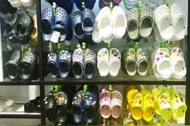 搭配鞋花、鞋扣等DIY元素 “精装修”洞洞鞋今夏爆火图片