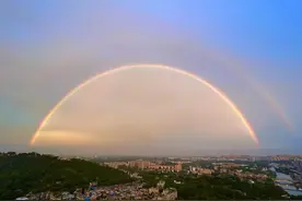 美爆了！傍晚阵雨后，四川自贡城区天空出现“双彩虹”罕见气象景观图片