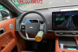 高速上飙到120公里，驾驶室却空无一人？真相竟是……图片