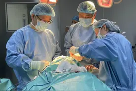 全国首例！帕金森患者植入全球最先进智能可感知“脑起搏器”图片