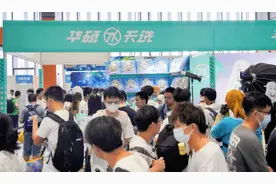 二次元爆棚！萤火虫动漫游戏展秀出电竞高能图片