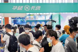 二次元爆棚！萤火虫动漫游戏展秀出电竞高能图片