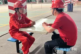 “轮椅兄弟”告别同窗情谊依旧 开启人生新篇章图片