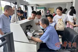 新政执行第一天 多名儿童坐火车办理临时身份证明图片