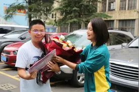 今天，麒麟城区第一封清华大学录取通知书送达！图片