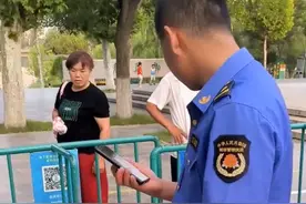 单亲高中女孩为给患癌父亲治病摆摊赚钱，城管变顾客温情执法图片