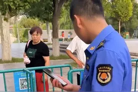 单亲高中女孩为给患癌父亲治病摆摊赚钱，城管变顾客温情执法图片