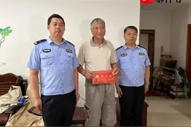 14岁儿子落水，妈妈抱着9个月大女儿伸手去拉，也失足落水，危急时刻，常州大爷显英雄本色图片