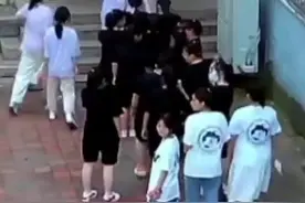 “高考移民”背后产业链…【标题更正：“一本线低60多分”不是“份”】图片