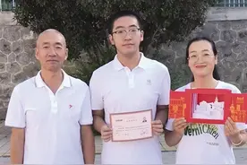 兰州大学0001号录取通知书送达 陇南一中学生白中山成为草业科学草类植物生物育种专业大学生图片