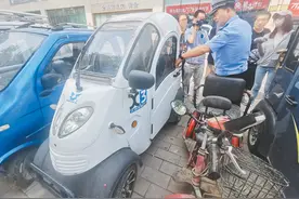 交警讲解违规电动三四轮车危害，转弯时速超10公里就容易翻车图片