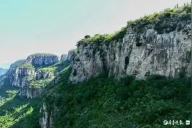 苍翠的群山重重叠叠，宛如海上起伏的波涛图片