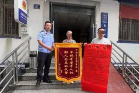 外出买菜老伴走散，警民接力送81岁老人回家图片