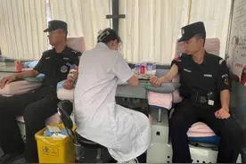 伊宁公安集体无偿献血，不忘开展法治宣传图片