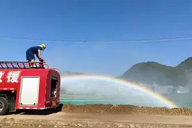 用水告急！黔西南消防送水抗旱暖民心图片