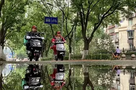 北京迎来大雨，医生提醒：光脚蹚水风险大，淋雨及时洗个热水澡图片