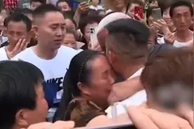 男子被拐35年后回家磕头相拥认亲，母亲：“走路都在想他”视频封面