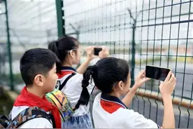 暑假去哪里？这群小学生相约去天河机场看飞机图片