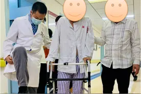 李大爷股骨头坏死走路困难，中山七院为其“换髋”后当天能下地行走图片