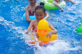 游泳时不能穿这两种颜色的泳衣！户外运动的服装颜色有哪些讲究图片