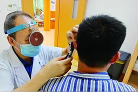 离谱！男子忘记棉签在耳中，一巴掌竟打成穿孔……图片