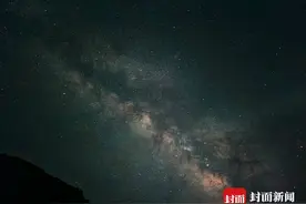 山间夏夜看繁星满天银河现 | 图集图片