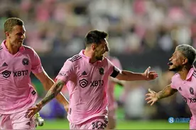 😭这是有多触动人心❓梅西庆祝进球，队友快哭了+牙套都快掉了❗图片