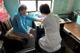 健康小站丨看着高温天守在楼道里的社区医护，八旬老人连声道谢图片