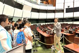 鼓励年轻人要有政治意识！羊晚学生记者提问香港立法会议员图片