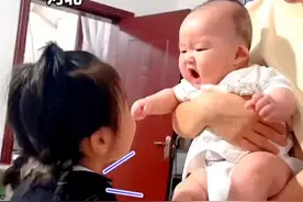 姐姐喊四个月大的弟弟，喊几声答应几声，网友:没有一声掉在地上，全接住了图片