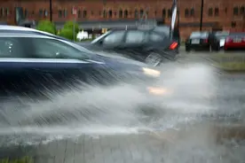 新能源汽车雨天能充电吗？遇积水咋办？这些建议请收好图片