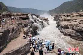 黄河壶口瀑布现清流飞瀑景观图片