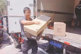 直击快递小哥的一天！每天挥汗配送快件上百件图片