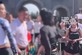 泼水节一女网红被泼后大打出手，景区回应图片