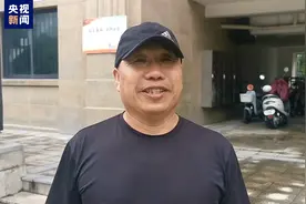 摩托车突发自燃 危急时刻小区“赤脚哥”出手了图片