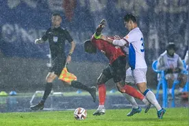 中超综合消息：蒋圣龙建功申花战平亚泰 费利佩“戴帽”蓉城轻取大连人图片