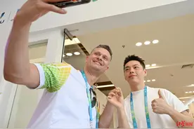 我住大运村丨大运村“托尼老师”征服巴西教练 专程赠送徽章合影留念表达感谢图片