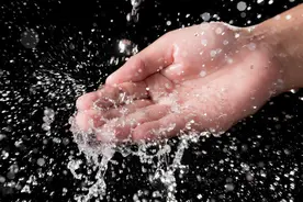 “让你泼了吗？”……西安一景区泼水节游客发生冲突，景区回应图片