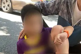 猝不及防！男童骑滑板车横穿马路被撞伤图片